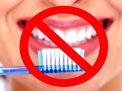 Когда чистить зубы вредно?